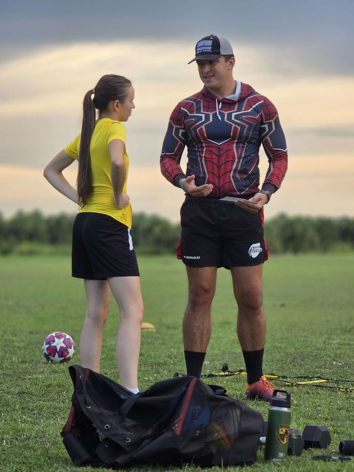 Coach Jon Shimer entrenando en la cancha